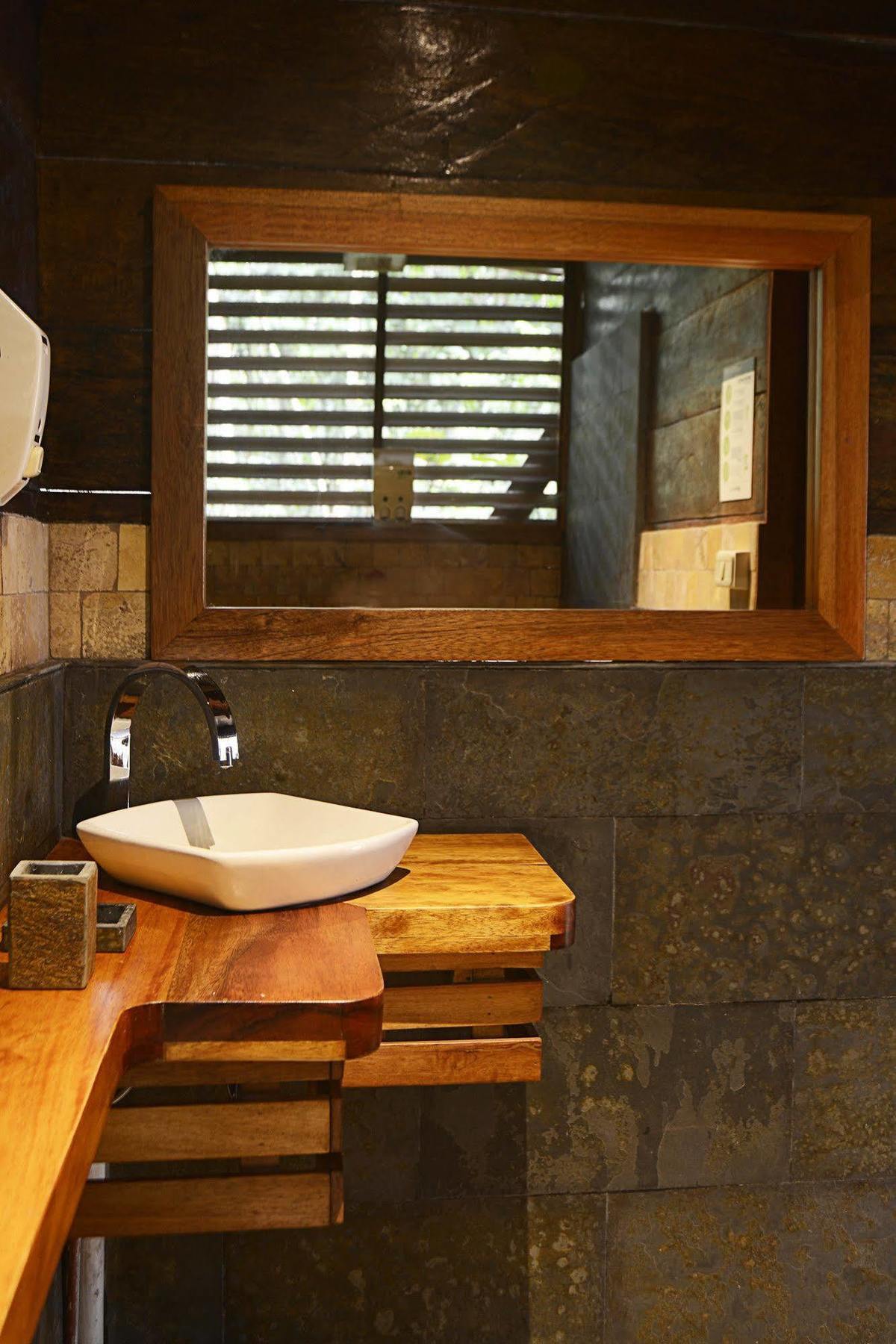 Jamu Lodge Puerto Montufar Luaran gambar